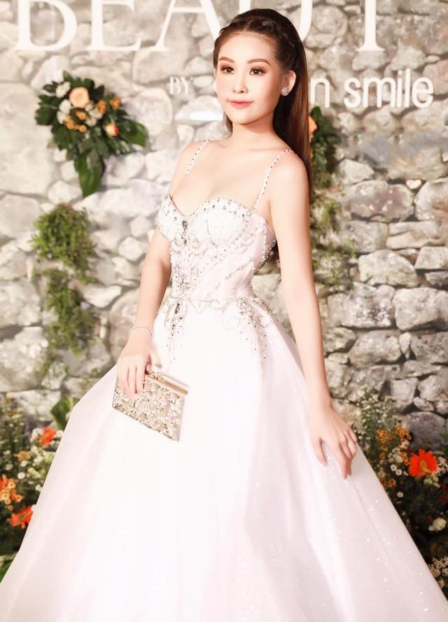 Trăm bức ảnh như một, Lê Âu Ngân Anh bị chê có biểu cảm bất biến